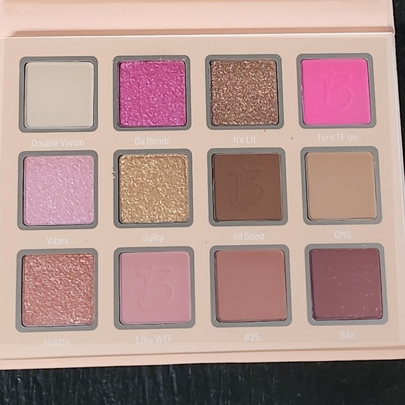 Murillo Twins x Beauty Creations eyeshadow palette and beauty blender sp… - Picture 2 of 7